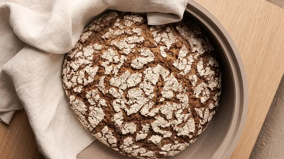 Rye, a padaria de Martin Auer em Nova York, vende um pão de centeio de fermentação natural por 60 dólares. O preço refl…