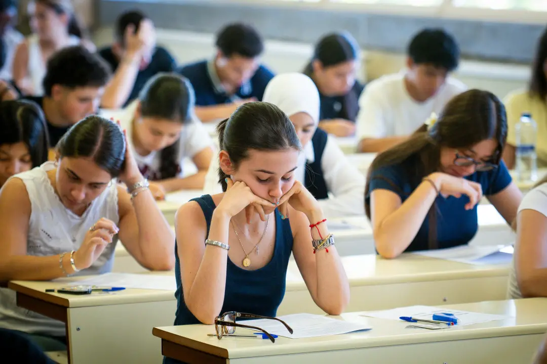 PAU molda a educação secundária mais que as leis educativas, e é isso que o debate aponta. O exame avalia conteúdo e re…
