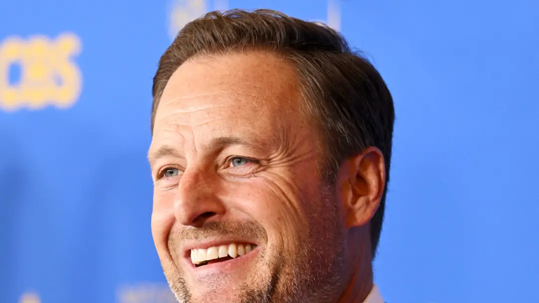 Chris Harrison está de volta na TV com o novo programa The Vow, ajudando alguém a achar amor tradicional, e ele tá dand…