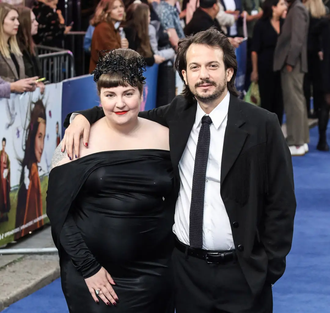 Lena Dunham, escritora e atriz de 40 anos, deu as boas-vindas à sua filha por meio de barriga de aluguel. A gente fica …