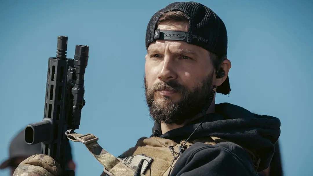 Taylor Sheridan vai voltar para a tela em 2027 com um thriller de ação no estilo Sicario, trazendo um ator conhecido de…