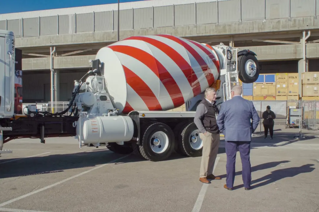 John Wilson fez um filme chamado The History of Concrete, misturando concreto, filmes da Hallmark e Michael Imperioli. …