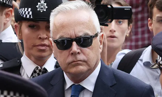 Huw Edwards compareceu ao tribunal com semblante grave e entregou um pedido de culpa por acusações de pornografia infan…
