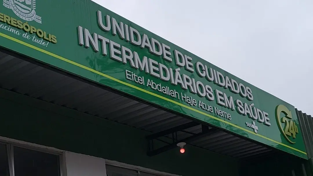 Pronto Atendimento Eitel Abdalla em Teresópolis tem relatos de superlotação, com pessoas em espaços inadequados aguarda…