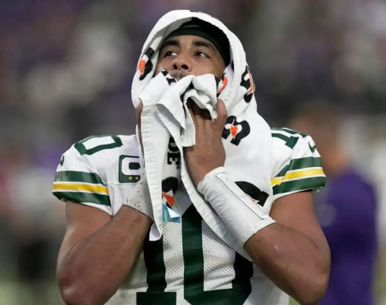 Jordan Love teve dificuldade em Green Bay, completando 21 de 42 passes sob pressão, com quatro sacks, segundo o coorden…