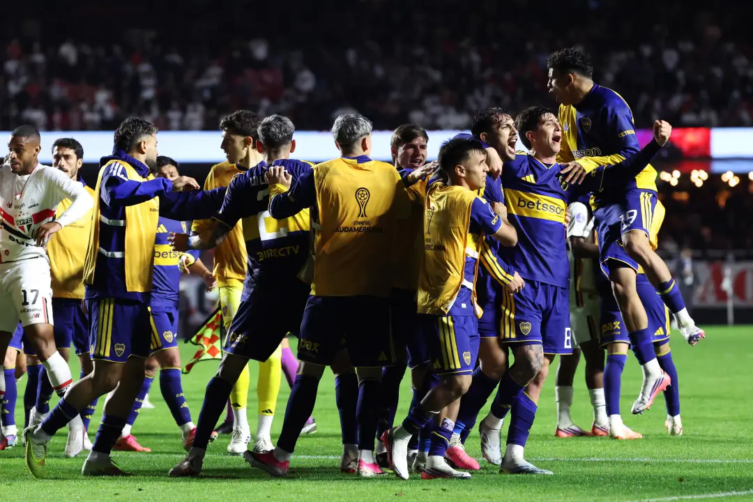 Paredes causou briga massiva na Copa Sudamericana após jogada suja no apito final contra o Sao Paulo. Esse tipo de cond…