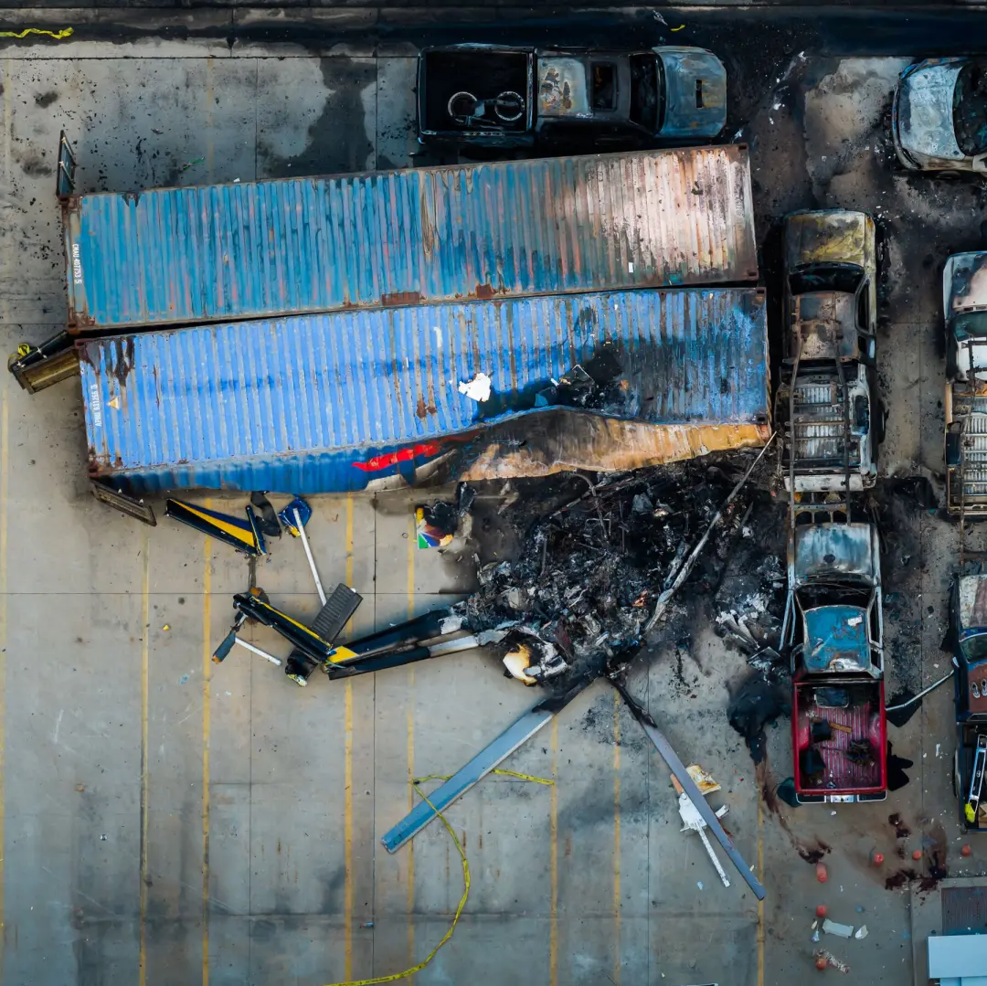 Los Angeles viu enxames de helicópteros cobrindo a região, mas um deles caiu. Um piloto falou que foi um dia que todos …