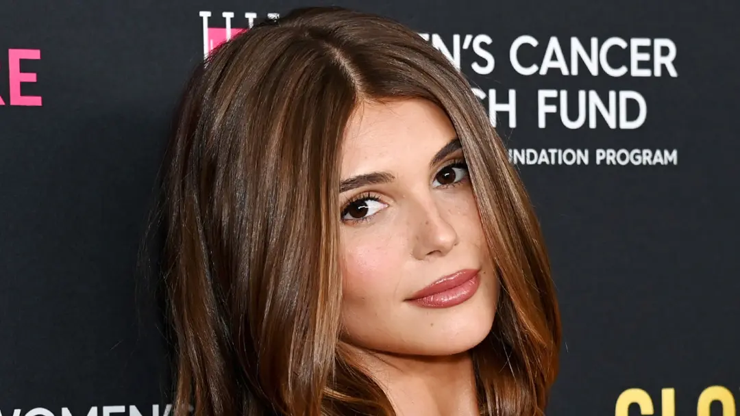 Olivia Jade posa em fotos com temática acadêmica, incluindo algumas ousadas, para uma causa. Usar uma situação constran…