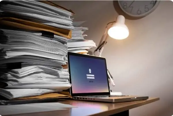 PDFs guardam texto e imagens como elementos fixos, então editar um documento sem ferramenta correta pode bagunçar a for…