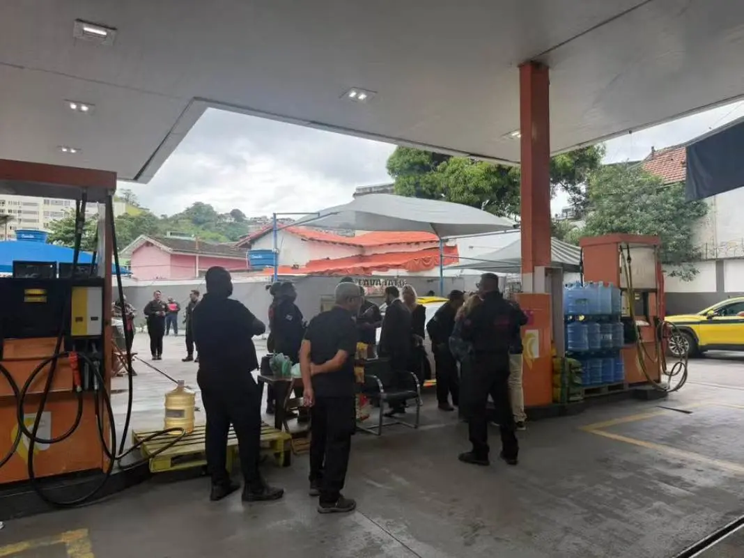 Sete postos de combustíveis no Rio de Janeiro foram fechados por irregularidades, e um empresário foi preso na Zona Oes…