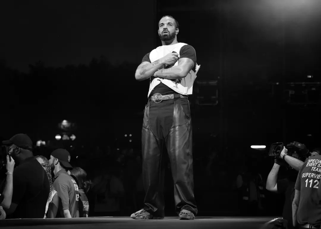 Drake usou a livestream FOMO para focar na galera dele, revisitar o passado e mostrar que ele ainda tá por aí. Eu enten…