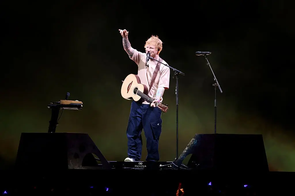 Ed Sheeran, com ingressos da Loop Tour caindo para 65 dólares online, tem muitos assentos sobrando. É um cenário que mo…
