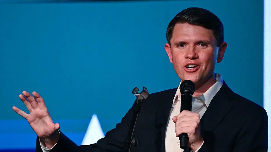 James Talarico, nomeado para o Senado no Texas, teve que recuar sobre declarações polêmicas como dizer que Deus e que h…