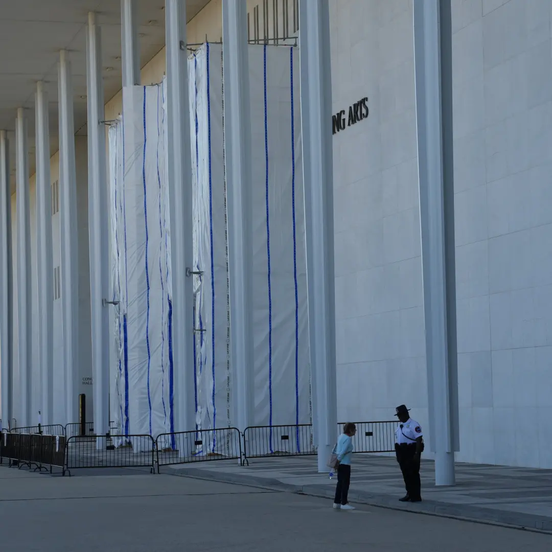 Kennedy Center em Nova York fechou abruptamente o prédio principal por condições de risco. É preocupante ver um local a…