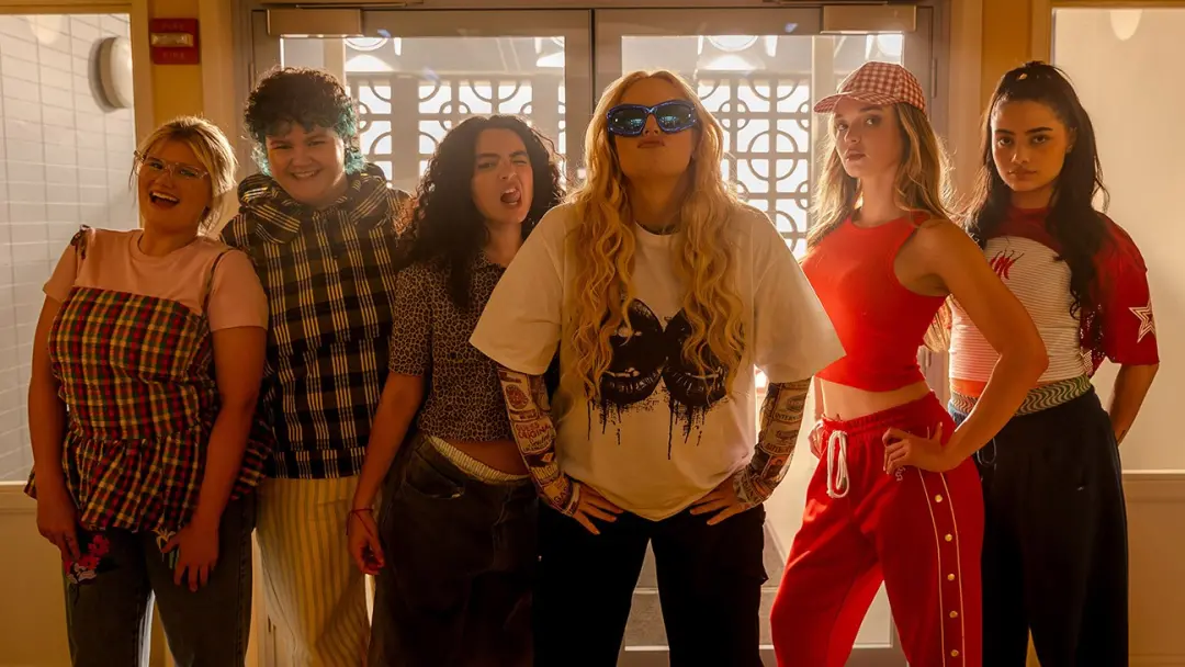 Rebel Wilson dirigiu e estrelou um pop derivativo enquanto treinava adolescentes para competição de gravadora. A produç…
