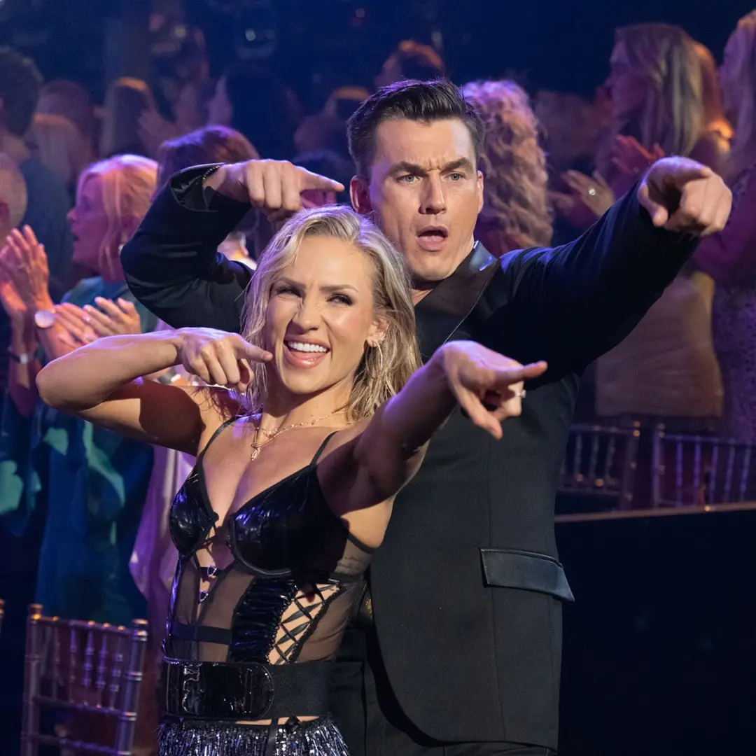 Derek Hough chamou Tyler Cameron pelo nome errado durante a avaliação no Dancing With the Stars. Um pequeno deslize na …