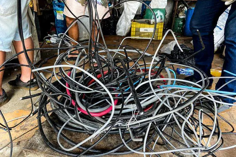 600 quilos de fios e cabos foram apreendidos e cinco suspeitos detidos em Porto Alegre. O furto desses materiais compro…