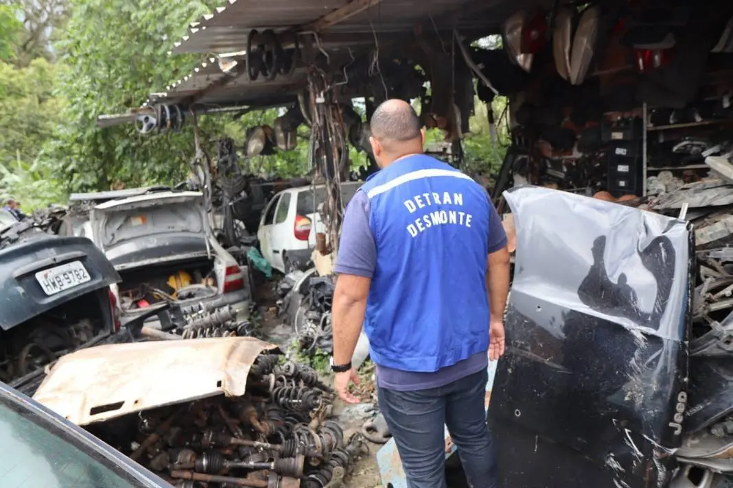 Dois ferros-velhos sem CNPJ foram interditados na Rua Itapeva, em São Gonçalo, por irregularidades graves. O local tinh…