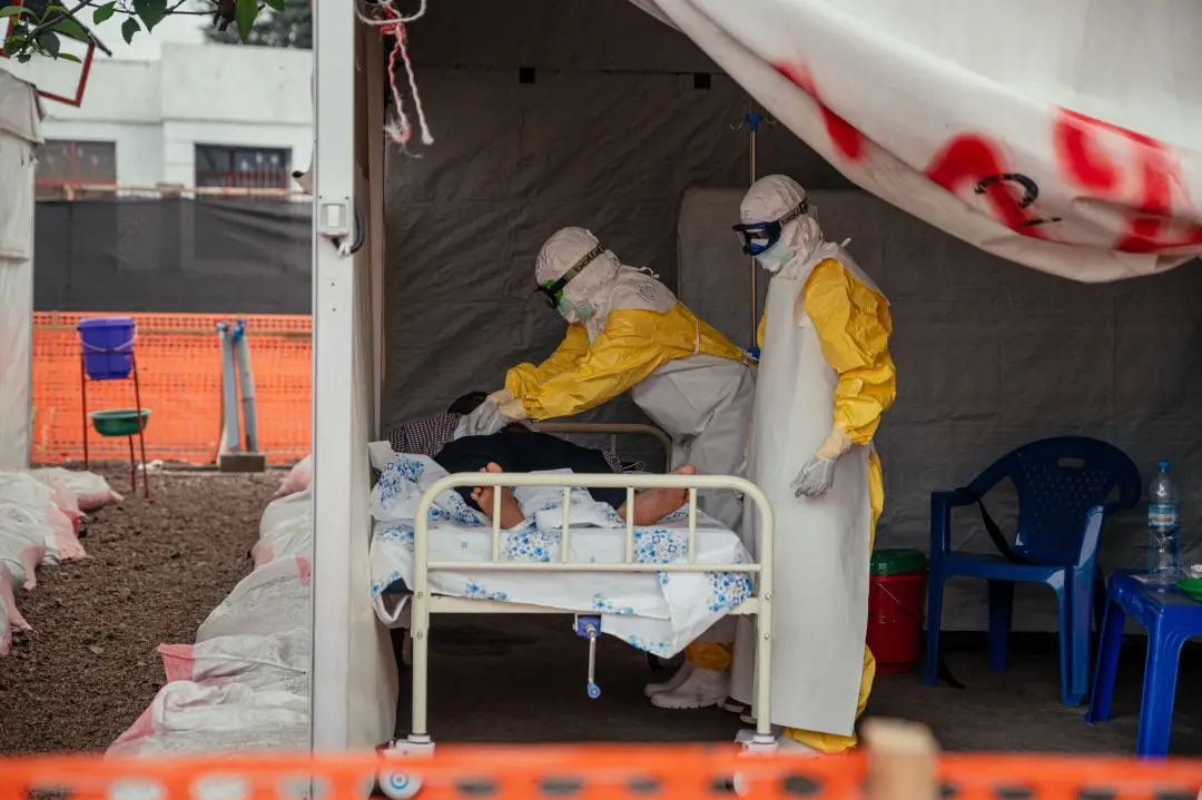 Sinais promissores aparecem no combate ao Ebola na RDC, mas a epidemia pode durar meses, alerta a OMS. O avanço é notáv…