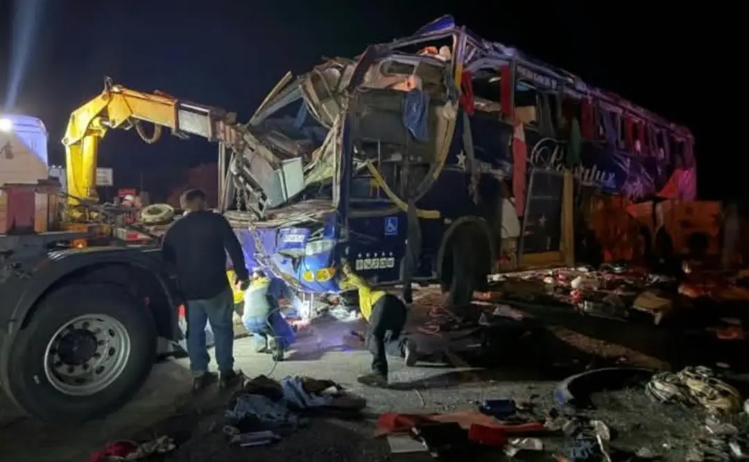 Seis mortos e mais de trinta feridos em acidente na BR-116, em Cachoeira de Pajeú. A ANTT informou que o ônibus envolvi…