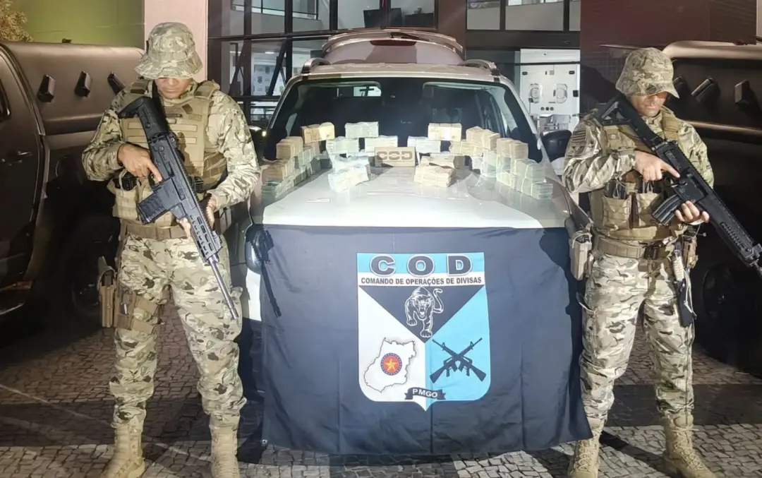 Milhão de reais encontrado dentro de carro na rodovia de Goiás, abordado pela Polícia Federal. É estranho o volume de d…