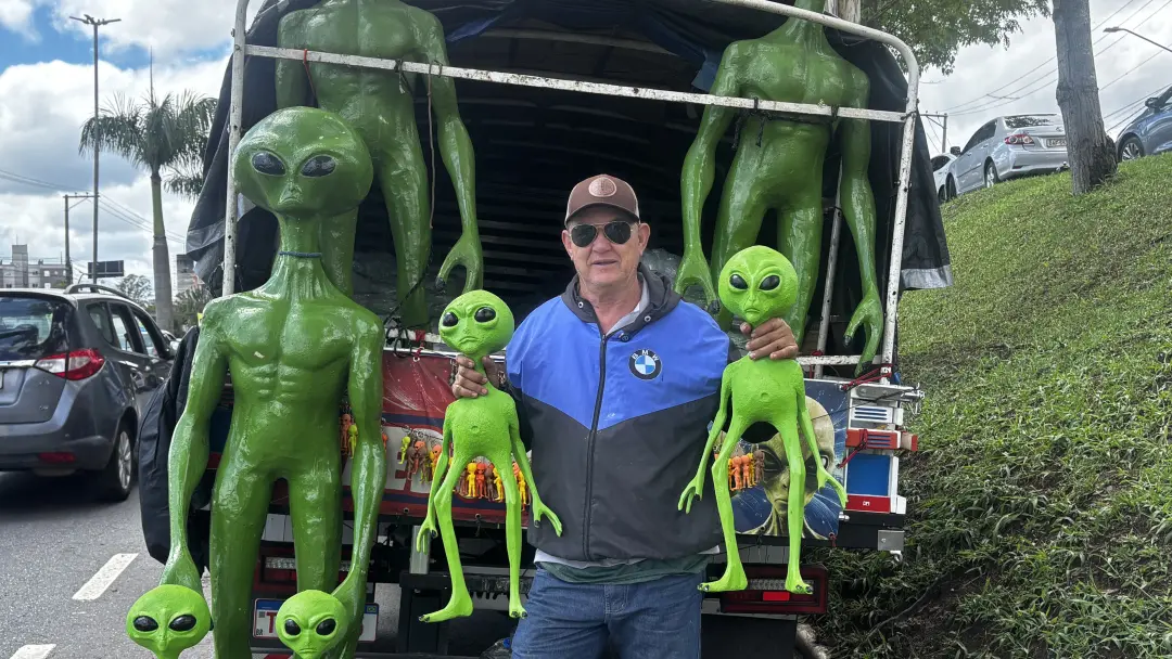 Zé do ET vende estátuas de extraterrestres que chegam a 2 metros de altura no Brasil. A produção começou em 2016, depoi…