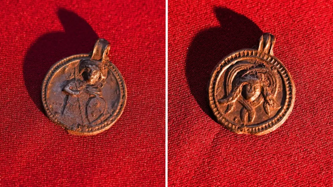 Medalhão russo do século 11 com santo guerreiro e Medusa foi descoberto perto de São Petersburgo. É um exemplo de como …