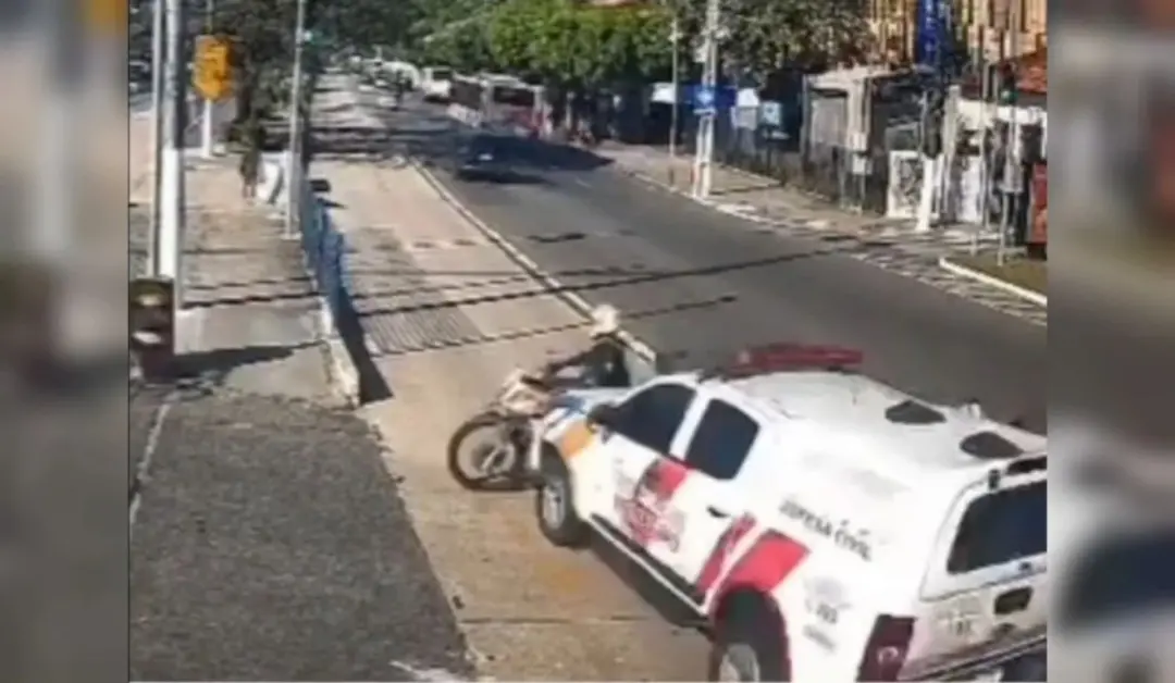 Marco, Belém. Uma viatura do Bombeiros colidiu com duas motocicletas com dois homens feridos na manhã de quarta. Aconte…