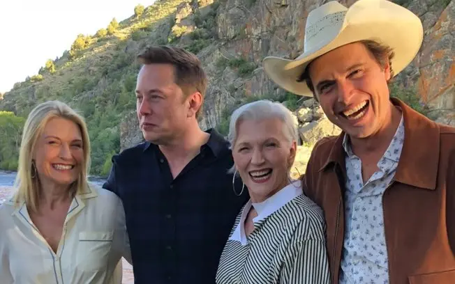 Maye Musk dormiu na garagem da Starbase durante visita ao filho Elon Musk. Eu penso que a forma como ela se adapta a am…