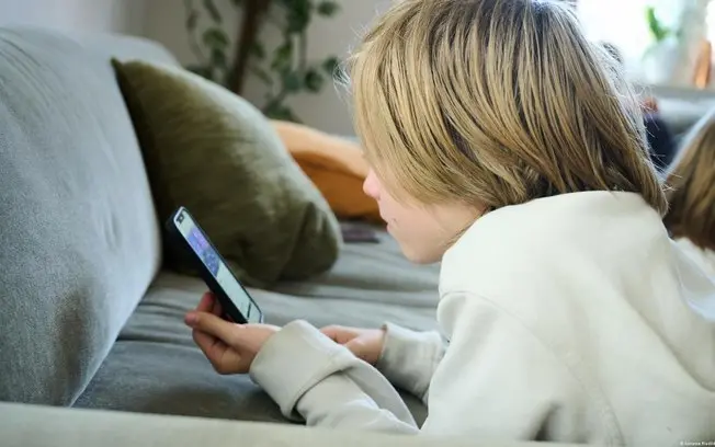União Europeia vai proibir redes sociais para menores de 13 anos e só permitir minicontas supervisionadas até os 15. A …