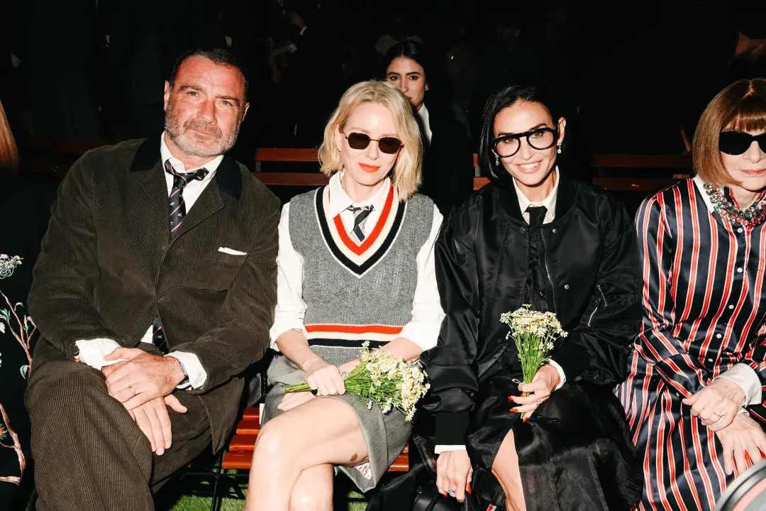 Na NYFW, os pais Naomi Watts e Liev Schreiber apoiaram a filha modelo Kai, que venceu o prêmio Breakthrough Model of th…