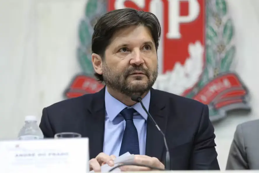 Propaganda de André do Prado foi suspensa pela Justiça Eleitoral por usar imagens de Tarcísio, ultrapassando o limite d…