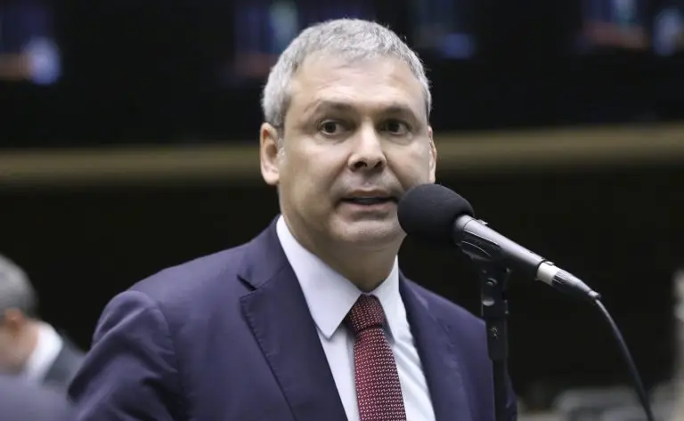 Lindbergh protocolou no STF pedido para bloquear até R$ 72 milhões em bens de Flávio Bolsonaro. A alegação é de ligação…