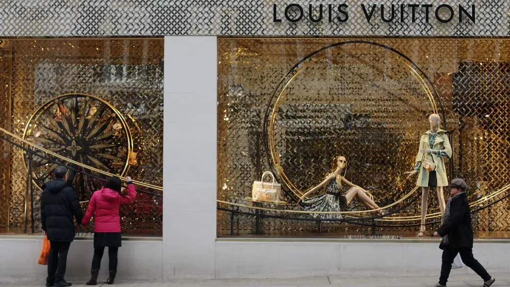 LVMH perde 55% do valor desde o pico, caindo para 201 bilhões de euros e saindo do top 10 europeu. A pressão no consumo…
