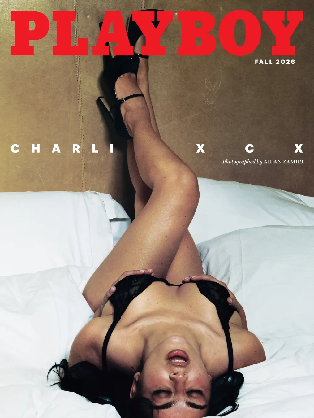Charli XCX apareceu com lingerie preta em bares na margem do Tâmisa para a capa de Playboy. A exposição corporal em um …