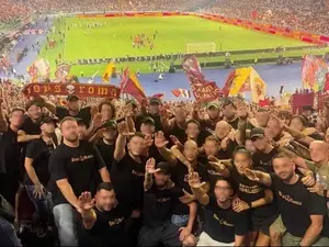 Torcedores da Roma foram banidos de estádios na Itália após realizarem saudação fascista. Isso demonstra a falta de con…