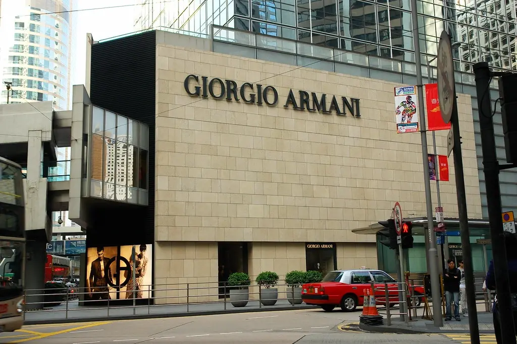 Dario Vitale, ex Versace, é o novo diretor criativo da Emporio Armani e da linha de acessórios. É inédito ter um nome f…