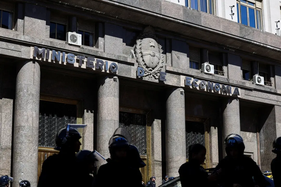 Vendas de materiais de construção na Argentina caíram até 20% desde que medidas restritivas entraram em vigor. A demand…