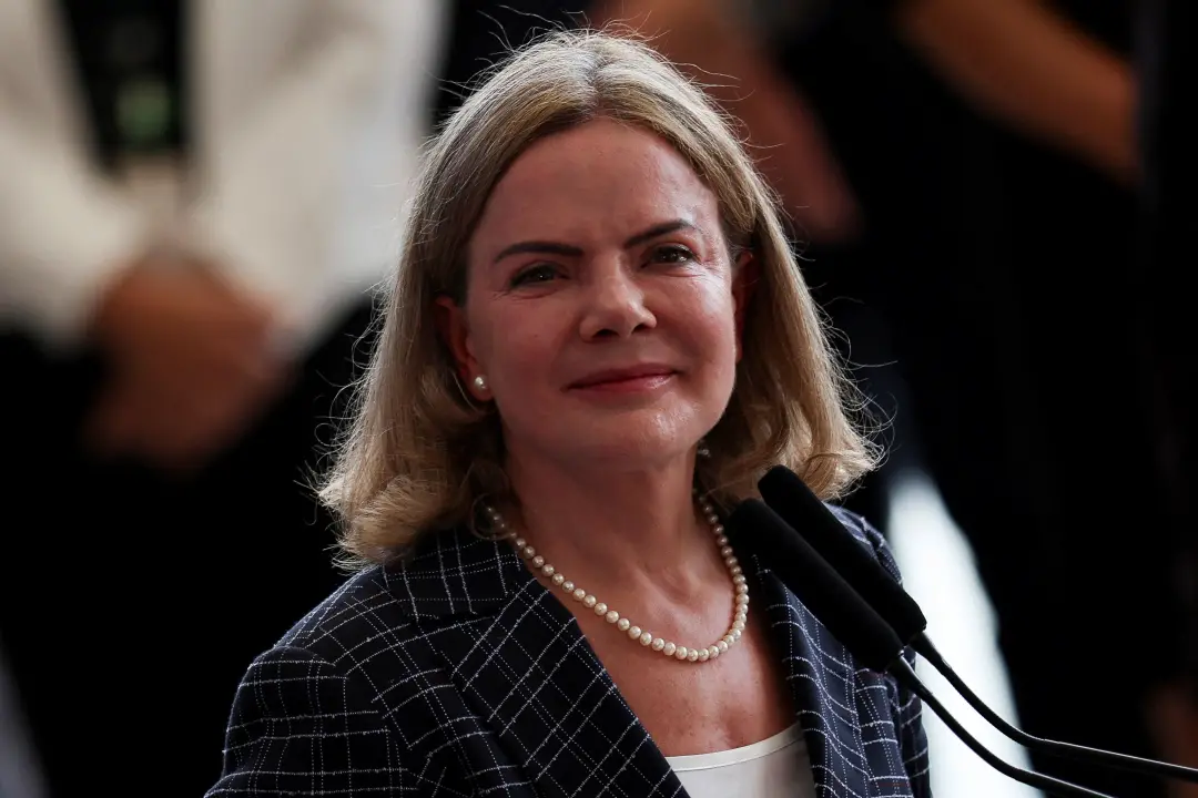 Gleisi Hoffmann aciona o TSE pedindo a suspensão de perfis de influenciadores que defendem o fim do voto feminino. Isso…