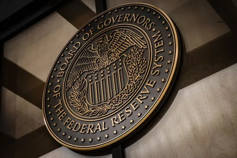 Fed dos EUA aumentou a taxa de juros em 0,25 ponto percentual, chegando a patamar entre 3,75% e 4% ao ano. Essa subida …