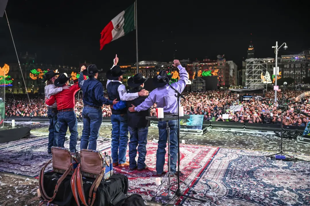 Intocable tocou para 300 mil pessoas no Zocalo da Cidade do México para celebrar o Dia da Independência. O show de duas…