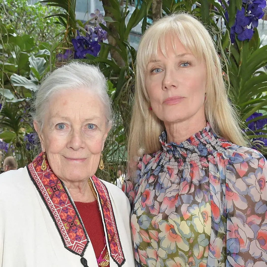 Vanessa Redgrave de 89 anos apareceu em foto com a filha Joely Richardson. É legal ver esses laços familiares mostrando…