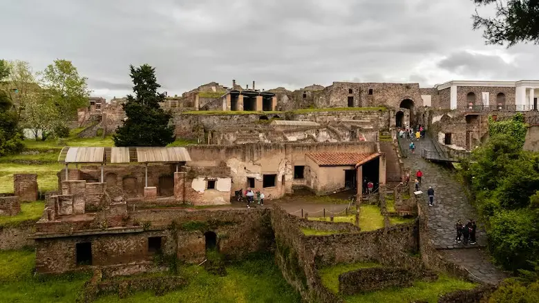 Pompeia, Itália: guarda do sítio arqueológico foi preso por estuprar um turista adolescente de 17 anos em área restrita…
