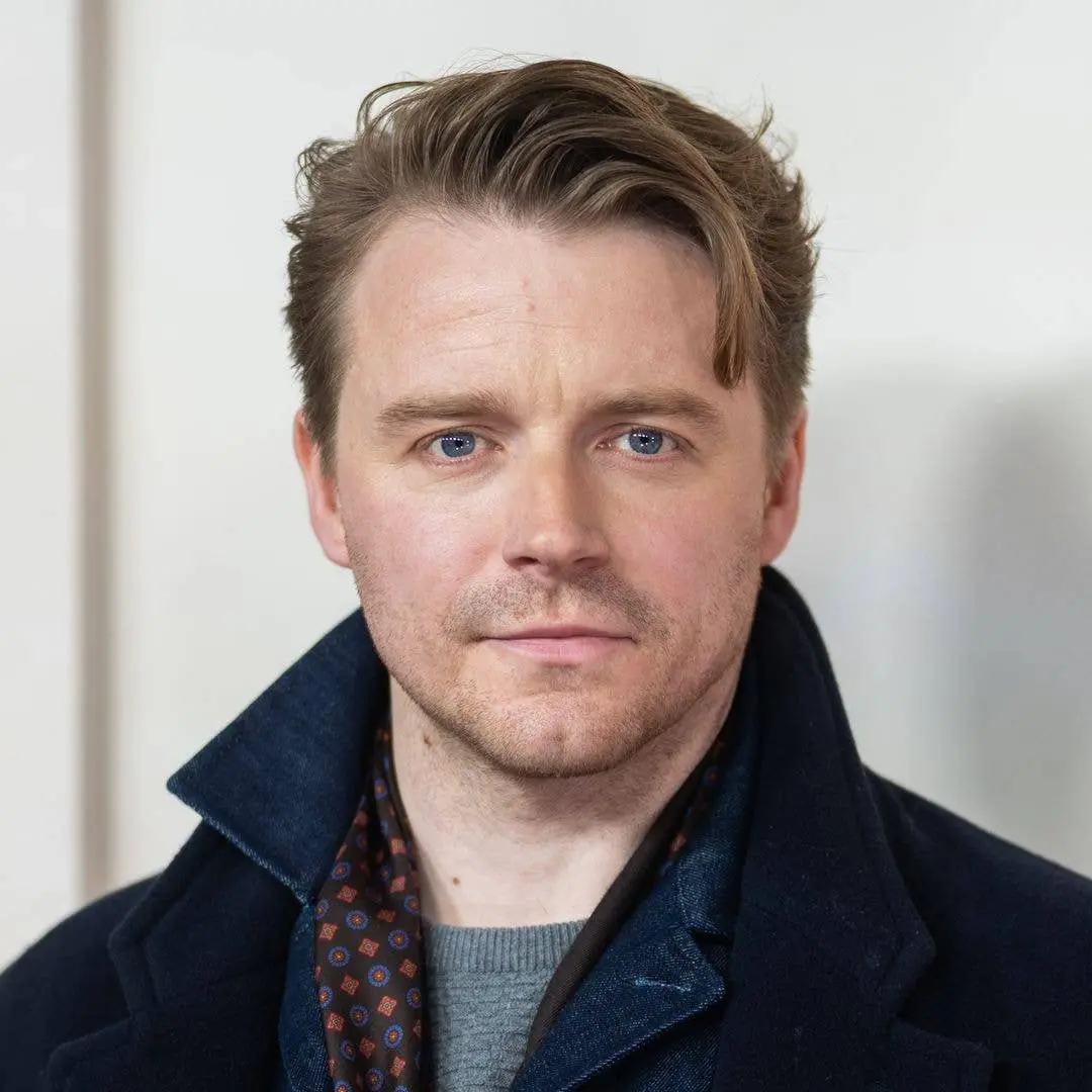 Jack Lowden, ator de Slow Horses, aparece com uma aparência diferente em fotos antigas da carreira. Acho interessante o…