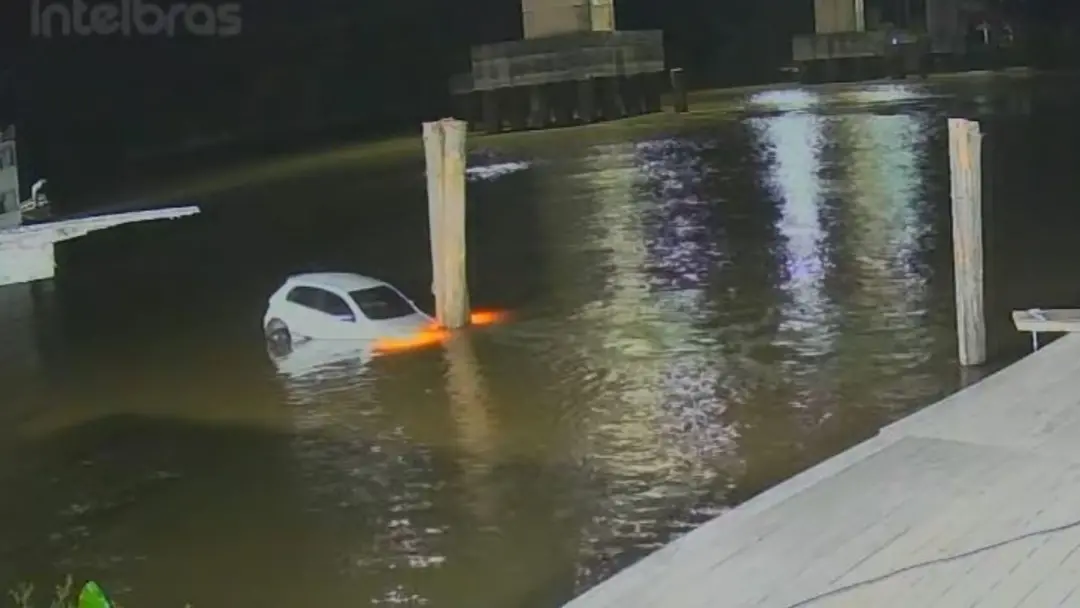 Carro caiu e submergiu no Rio Matapi no Amapá, suspeita é que pertença a pessoa dada como desaparecida. Acho que a situ…
