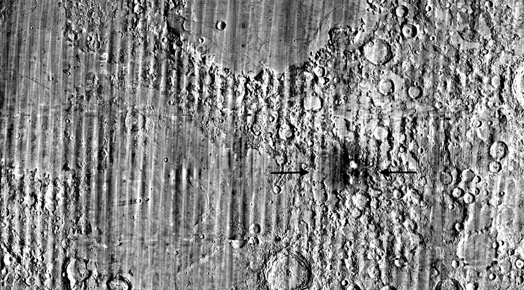 Um novo cratera na Lua foi detectado pela NASA Lunar Reconnaissance Orbiter. O achado mostra uma superfície mexida que …