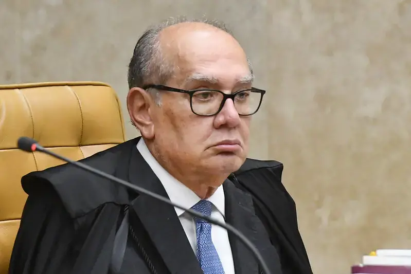 Gilmar Mendes articula mudança para elevar a aposentadoria compulsória dos ministros de 75 para 80 anos no Senado. Isso…