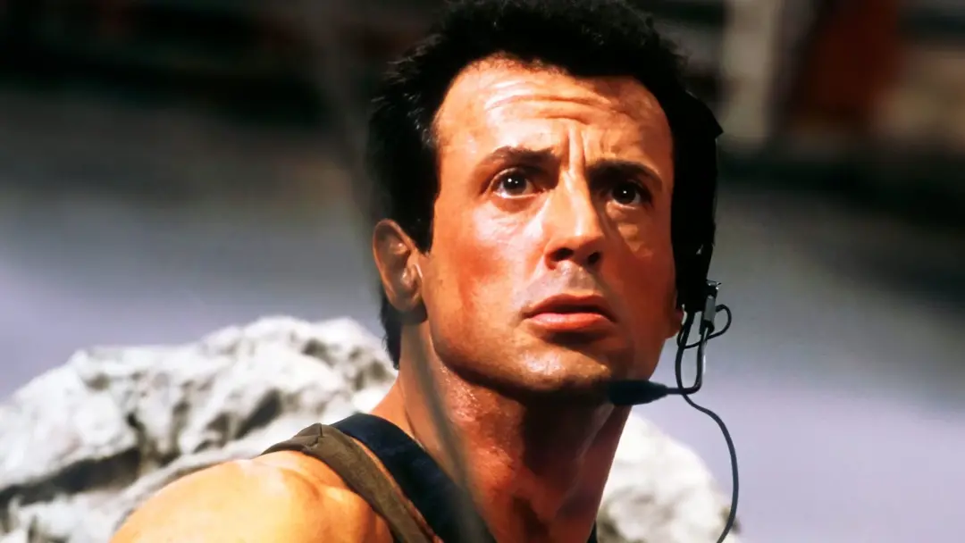 Pierce Brosnan no remake de filme clássico de Sylvester Stallone, gravado em 2024, ainda não foi lançado. O adiamento v…