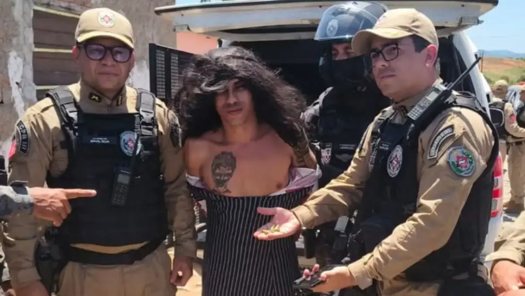 Mulungu, Paraíba. Um suspeito, Jorlan Lopes da Silva, foi preso após usar disfarce com roupa feminina e criança no colo…