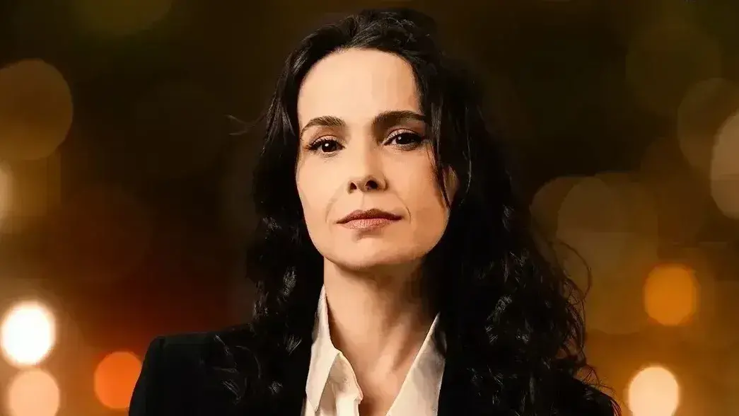 Débora Falabella retorna ao papel de Nina em Avenida Brasil, com a sequência marcada para janeiro de 2027. A volta do e…